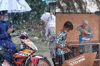 Perjuangan Haru Guru Kala Belajar Online, Datangi Rumah 38 Siswa Meski Hujan-hujanan