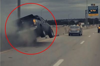 Tesla Model Y Buat Mobil Pickup Nissan Ini Tabrak Pembatas Jalan dan Terbang!