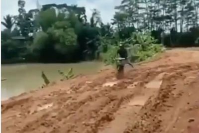 Pria dengan Motor Jadulnya dengan Mudah Lewati Jalan yang Berlumpur, Bikin Takjub