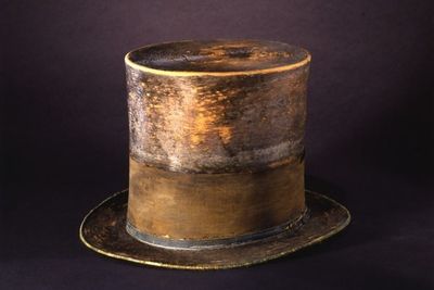 Topi Ikonik Abraham Lincoln yang Menemaninya Hingga Tewas Terbunuh