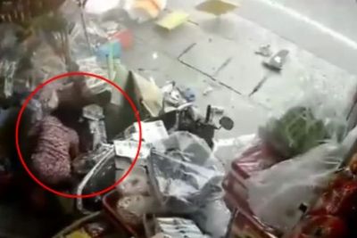 Terpental Hebat usai Diseruduk Mobil, Emak-emak Ini Langsung Bangkit