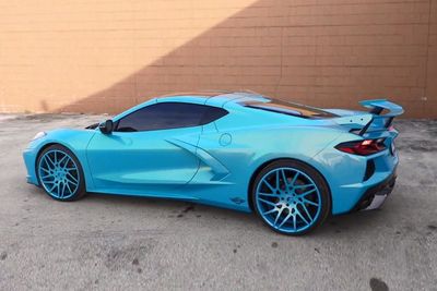 Melihat Tampilan Mobil Chevrolet Corvette C8 dengan Warna Biru Muda Metalik