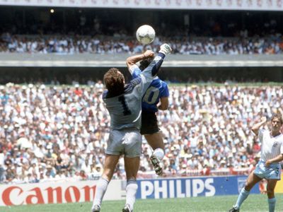 Jika Dulu Ada VAR, Gol Tangan Tuhan Maradona akan Berujung Malapetaka Kartu Merah