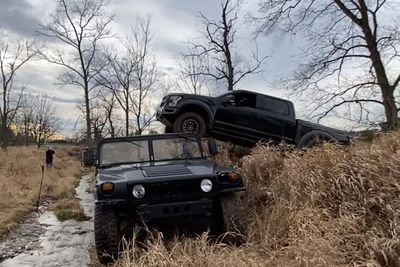 Demi Konten, YouTuber Ini Pakai Ford F-150 Raptor untuk Lompati Hummer