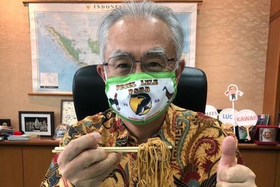Dubes Jepang Pamer Makan Mie Goreng, Netizen Malah Salfok ke Masker Spanduk Pecel Lele