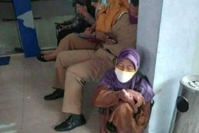 Kasihan! Nenek Ini Dibiarkan Duduk di Lantai, Orang yang Duduk di Kursi Asyik Main Hp