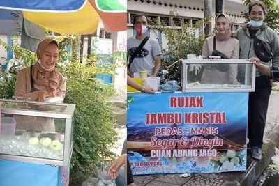 Viral Penjual Rujak Cantik di Tasikmalaya Mirip Orang Arab, Bapak-bapak Antri Membeli