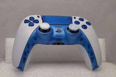 YouTuber Ini Modifikasi Controller DualSense PS5 Jadi Tampil Lebih Glossy
