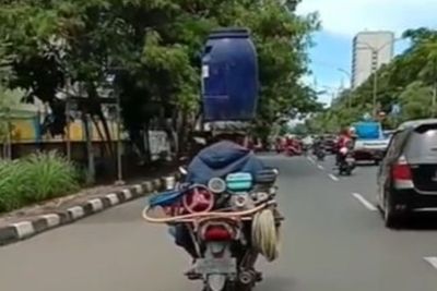 Bawa Tong Air di Kepala Sambil Kendarai Motor, Perjuangan Bapak Ini Bikin Hati Teriris
