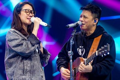 BCL Unggah Foto Bareng Ariel Noah, Netizen Salfok ke Tatapan Ariel: Semoga Berjodoh