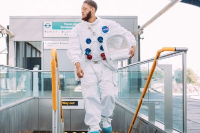 Mengapa Astronot Mengenakan Pakaian Berwarna Putih Saat ke Luar Angkasa?