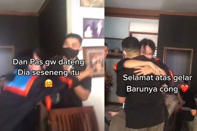 Friendship Goals! Pria Ini Bela-belain Terbang Naik Pesawat Demi Wisuda Online Temannya