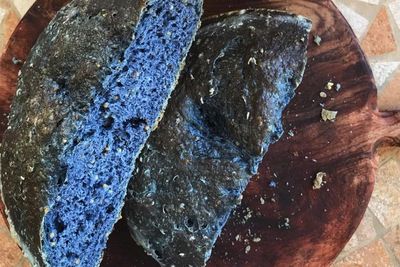 Buah Ini Ubah Makanan Apapun Menjadi Biru yang Indah