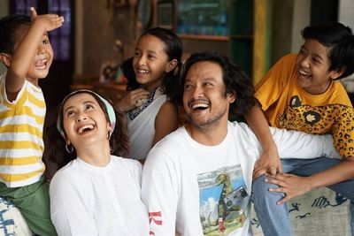 Dwi Sasono Dihujani Ciuman dan Pelukan Usai Bebas dari RSKO, Widi Mulia: Kuat-kuatin Ya!