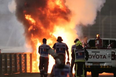 Detik-Detik Mobil F1 Romain Grosjean Alami Kecelakaan Hingga Terbakar Hebat