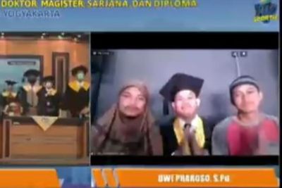 Ikuti Wisuda Online, Pendamping Wisudawan Ini Bikin Salfok: Kok Ibunya Berkumis?
