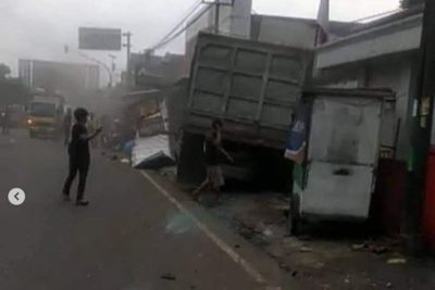 Kecelakaan Beruntun di Sumedang! Truk Besar Hantam 5 Kendaraan