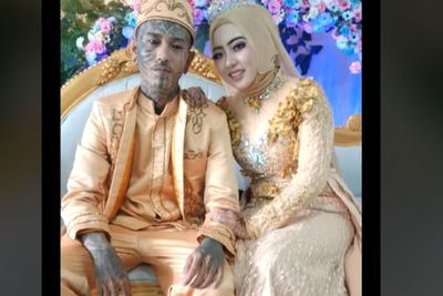 Viral Cowok Wajah dan Badan Penuh Tato Nikahi Wanita Cantik Berhijab, Netizen Heran