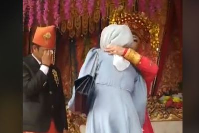 Mantan Kekasih Hadir di Pernikahan, Pengantin Pria Ini Mendadak Nangis di Atas Pelaminan