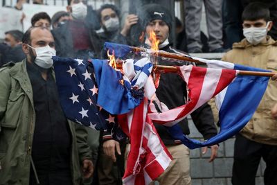 FOTO: Pembunuhan Fakhrizadeh, Warga Iran Bakar Bendera Israel-AS dan Foto Trump-Biden