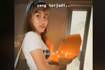 Niat Beri Kejutan Ulang Tahun Teman, Rambut Cewek Ini Malah Terbakar Api dari Lilin Kue