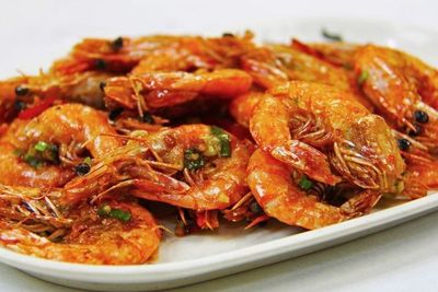 Bingung Masak untuk Makan Siang? Yuk Bikin Udang Saus Padang