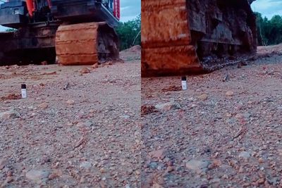 Bukan Pakai Tangan, Pria Ini Nyalain Korek Pakai Alat Berat, Aksinya Bikin Netizen Kagum!