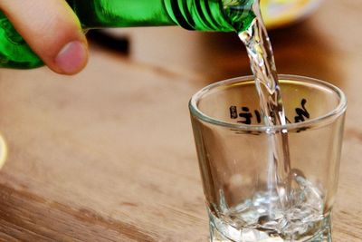 Cari Tahu Yuk, Etiket Tradisi Minum Soju yang Benar di Korea