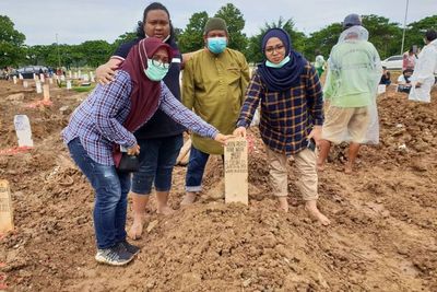 Unggah Foto di Pemakaman Sang Ibunda, Babe Cabita: Sampai Bertemu dalam Doa