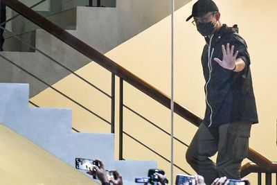 Serahkan Diri Diduga Korupsi Dana Bansos COVID-19, Mensos Juliari Lambaikan Tangan
