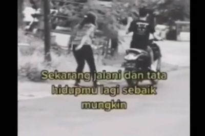 Sepasang Kekasih Ribut di Jalan, si Cewek Didorong hingga Jatuh, Netizen Salfok ke Baliho