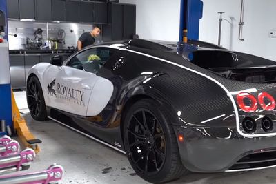 Seperti Ini Proses Penggantian Oli Seharga Rp290 Juta dari Mobil Bugatti Veyron