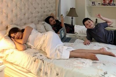 Rebahan Bareng Dua Putranya, Tamara Bleszynski Tuai Pujian Netizen: Lagi Merem Aja Cantik