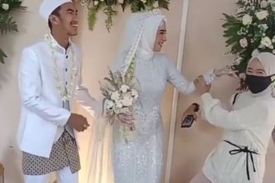 Gak Pakai Drama, Aksi Wanita Datang ke Pernikahan Diduga Mantannya Ini Tuai Pujian