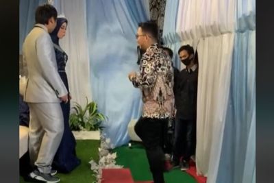 Pria Datang ke Nikahan Mantan, Netizen Salfok ke Tangan Pengantin Wanitanya, Nyesek!