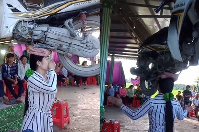 Kuat Banget! Wanita Cantik Ini Angkat Motor Pakai Kepala, Netizen Khawatirkan Suaminya