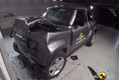Melihat Mobil Land Rover Defender Tetap Selamat dari Uji Coba Tabrakan