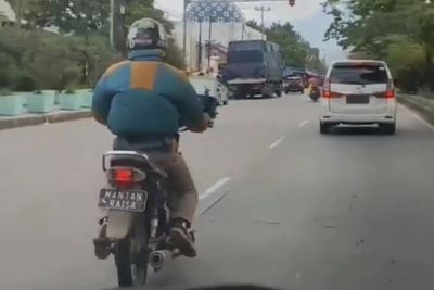 Viral Plat Motor Bertuliskan Mantan Raisa , Ini Sosok Pengendaranya
