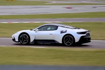 Mobil Maserati MC20 Terlihat Sedang Beraksi di Trek Uji Coba Ferrari!