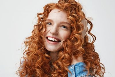 Tips Merawat Rambut Keriting saat Musim Dingin