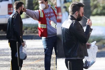 Usai Mengukur Suhu Tubuh, Chris Evans Lakukan Tes Swab Sendiri di Lokasi Syuting
