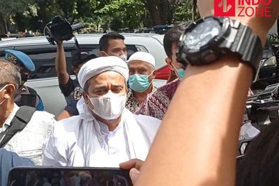 Didampingi Sejumlah Orang, Habib Rizieq Shihab Tiba di Polda Metro Jaya, Menyerahkan Diri