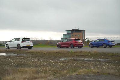 Pertandingan Drag Race Antara Ford Focus ST, VW Golf GTI, dan Skoda Octavia RS!
