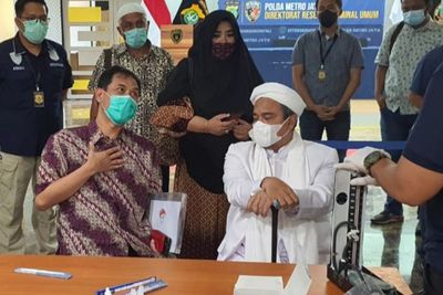 Dari Ribuan Pelanggar Protokol Kesehatan, HRS Diduga Jadi Orang Pertama yang Ditangkap