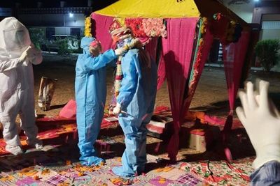 Pengantin Wanita Positif Covid-19, Pasangan Ini Tetap Ngotot Menikah dengan Pakai APD