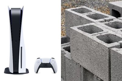 Beli PS5 dengan Harga 2 Kali Lipat di eBay, Pria Ini Malah Dapatkan Balok Beton!