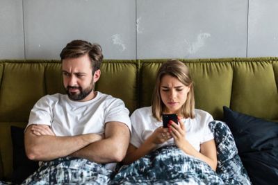 Pasangan Masih Sering Dihubungi Sang Mantan? Jangan Langsung Emosi, Coba Lakukan Ini