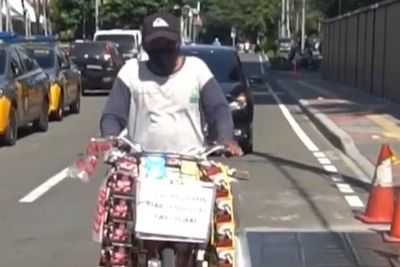 Terharu! Kondisi Sedang Susah, Tukang Kopi Keliling Ini Bagi-bagi Kopi Gratis
