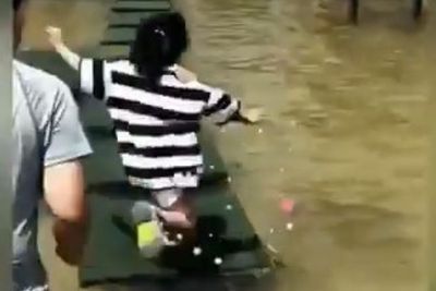Didorong ke Kolam, Bocah Ini Balas Dengan Lari di Atas Air!