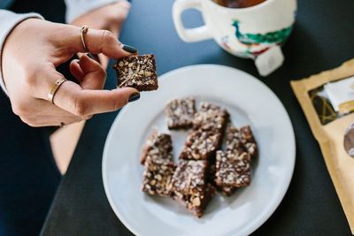 3 Cara Kontrol Rasa Ingin Makan Makanan Manis Setelah Makan